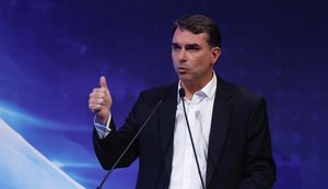 Flávio Bolsonaro participou de evento da CNI, em Brasília / Foto: Sérgio Lima/Poder360
