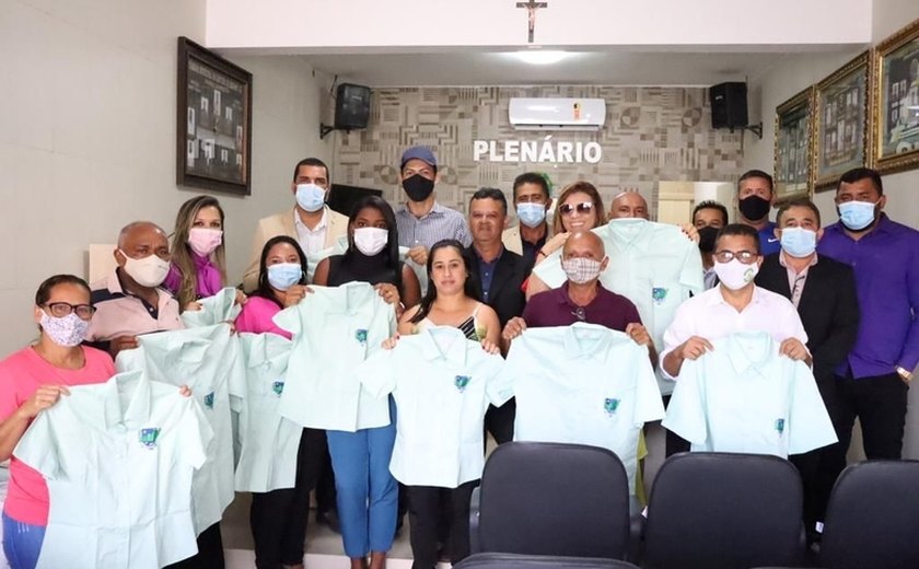 Câmara de Santana Mundaú entrega fardamento a servidores