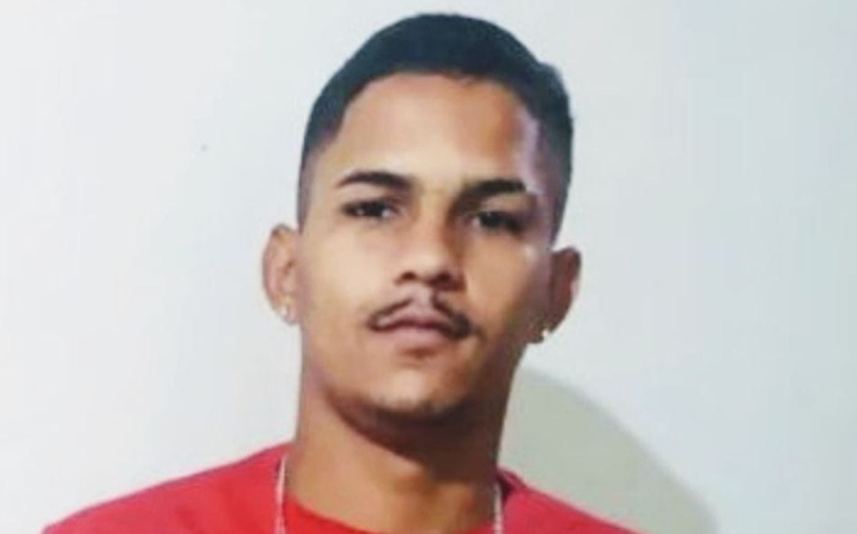 Jovem é assassinado com tiro no rosto enquanto carregava filha de 4 anos em Arapiraca