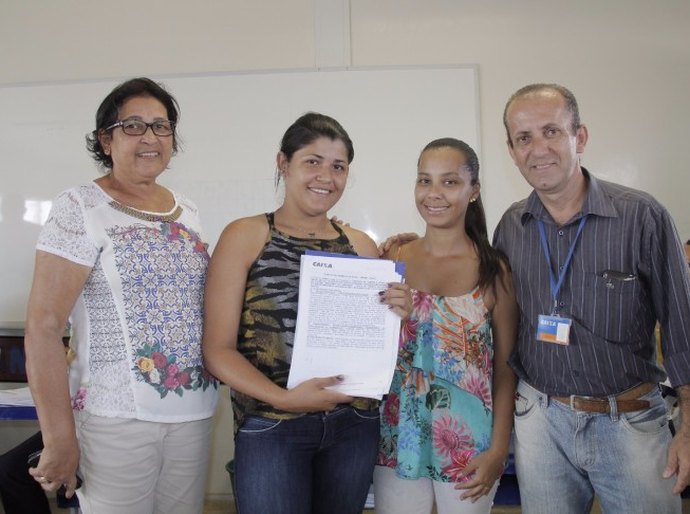 Beneficiários do conjunto do Barnabé Oiticica assinam contrato dos imóveis em Rio Largo