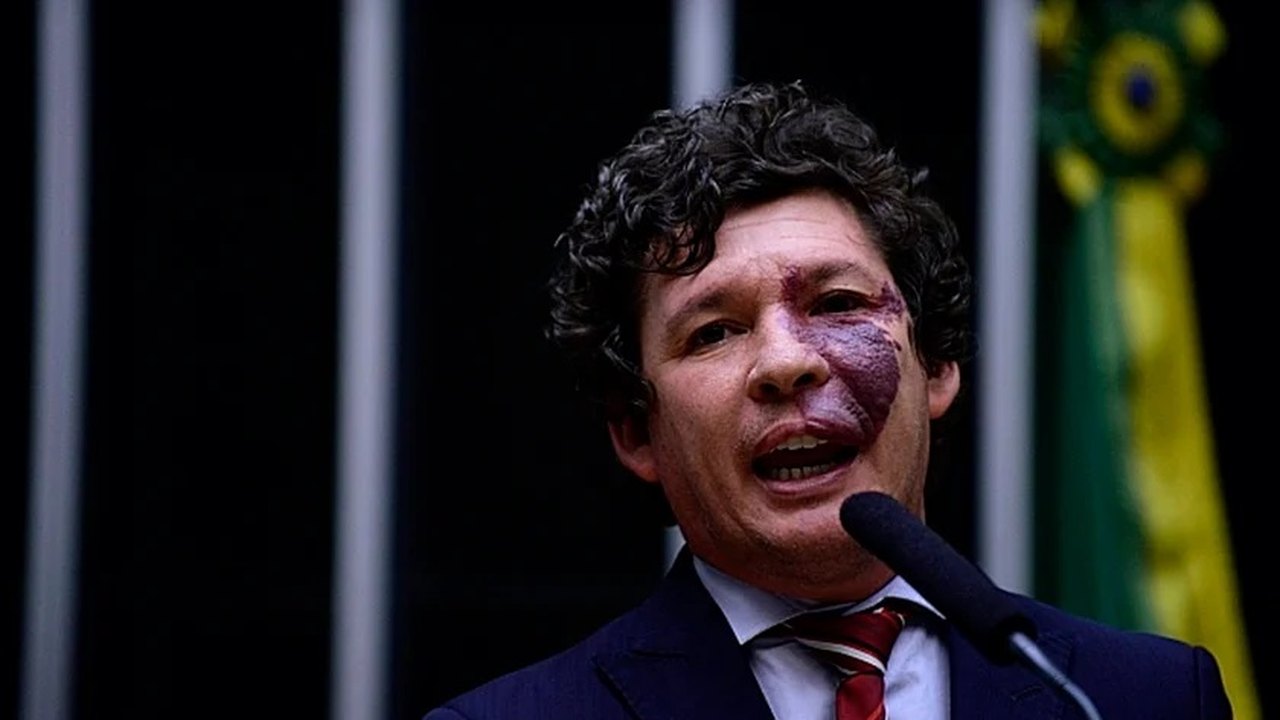 Líder do PT admite desistir do Senado para selar acordo com PSD de Kalil em Minas