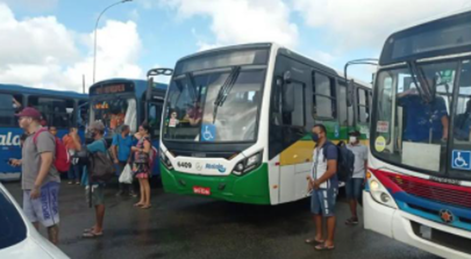 Protesto no Terminal da Rodoviária Nova em Aracaju provoca paralisação temporária de ônibus e congestionamento