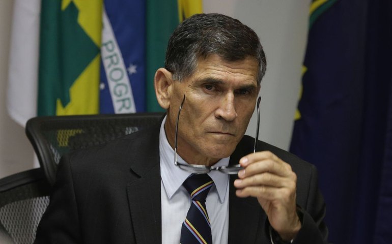 ‘Não há como o Exército tomar uma decisão ilegal’, afirma Santos Cruz