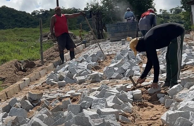 Prefeito Didi Lopes destaca avanço de obra de calçamento  no povoado Préa, em Tanque d'Arca