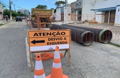 Seminfra executa troca de tubulação em rua do Farol para melhorar a drenagem
