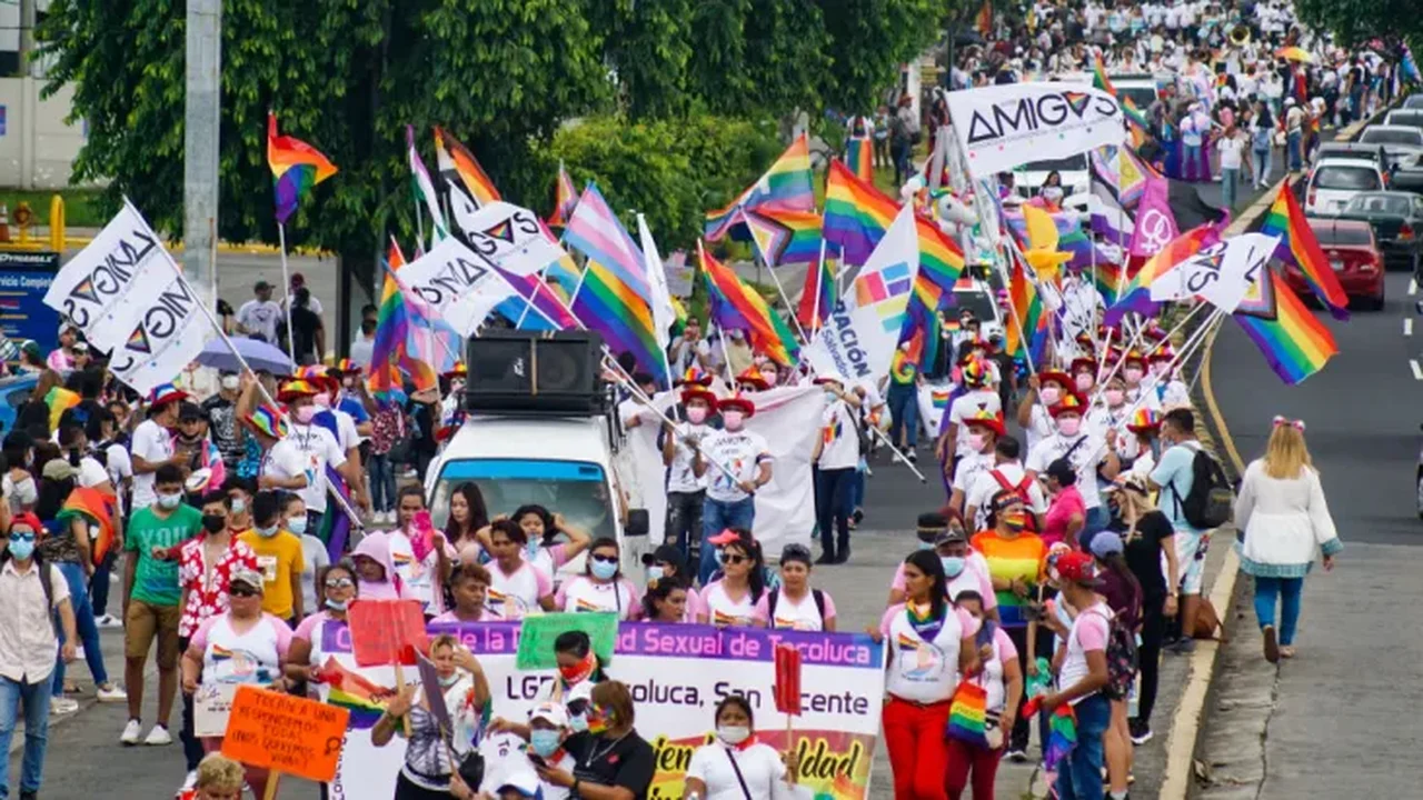 Polícia prende participantes de parada do Orgulho LGBTQIA+ na Turquia, onde manifestação é proibida