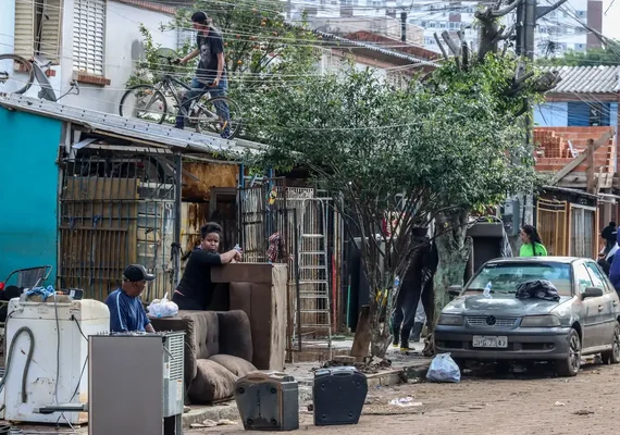 Baixa do Guaíba revela destruição e prejuízo em Porto Alegre