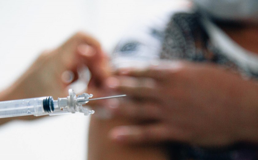 CPI aprova requerimento para que Saúde informe sobre doses de vacina retidas