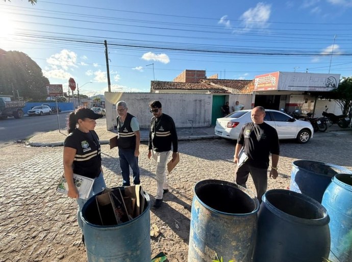 Comércios do Conjunto Osman Loureiro recebem fiscalização e orientação sobre descarte correto de resíduos