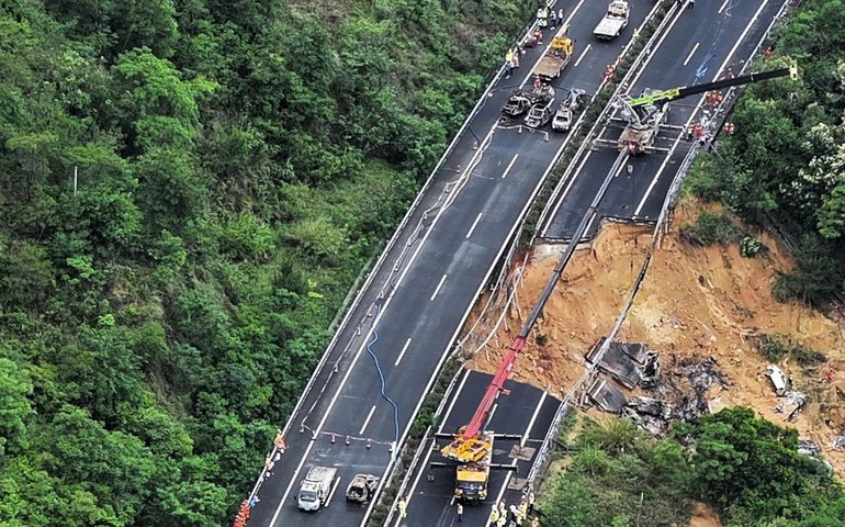 China anuncia balanço de 48 mortos em desabamento de estrada