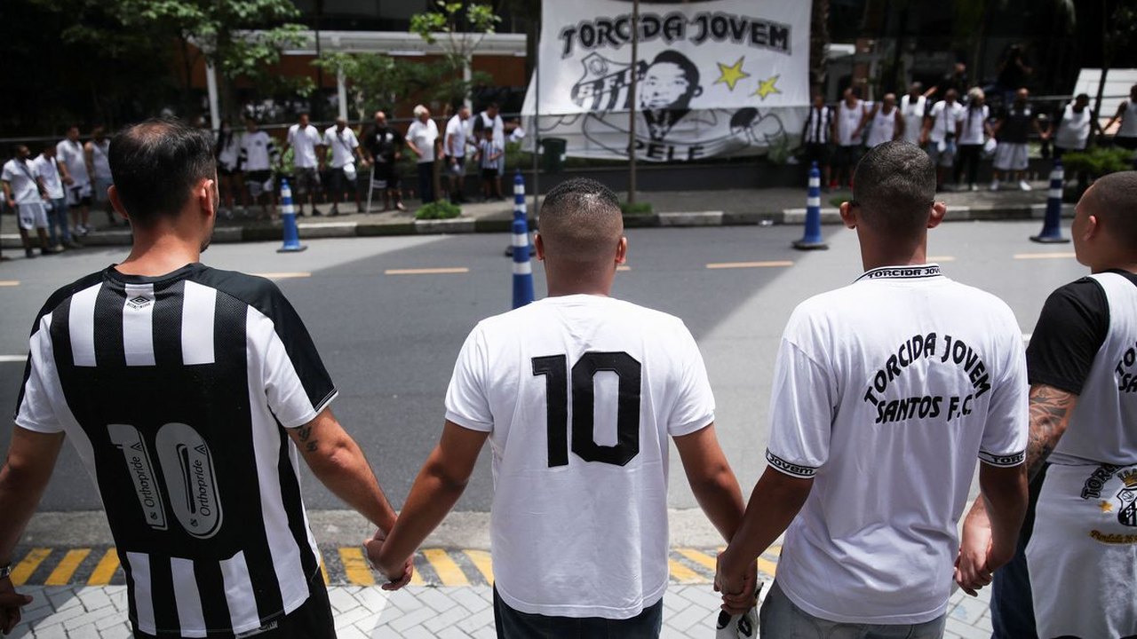 Torcedores do Santos se reúnem em frente a hospital e fazem vigília por Pelé