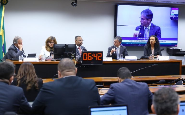 Deputados reclamam dos altos custos em serviços de remarcação e cancelamento de passagens aéreas