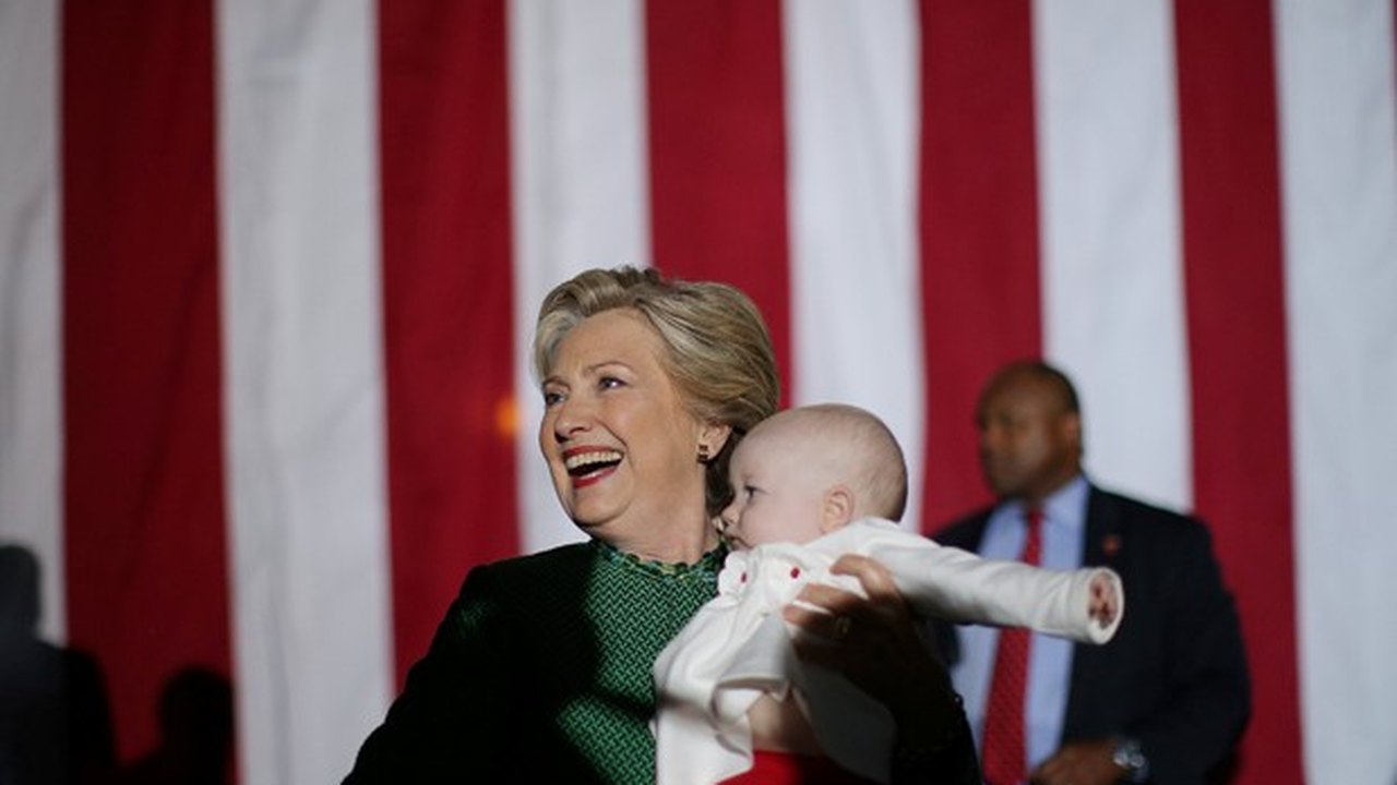 Hillary chama Trump de mau perdedor por não dizer se respeitaria resultado