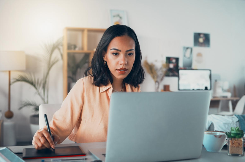 77% dos brasileiros têm planos de empreender na internet em 2026; confira dicas para começar no digital