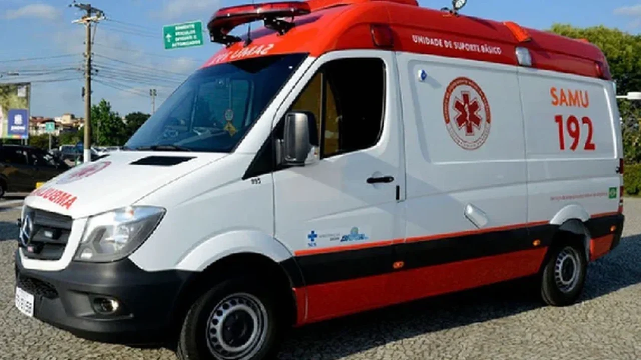 Samu atende vítima de colisão entre moto, bicicleta e carro
