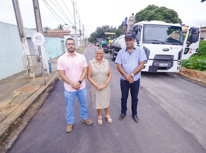 Tia Júlia vistoria aplicação de asfalto na Norte-Sul em Palmeira