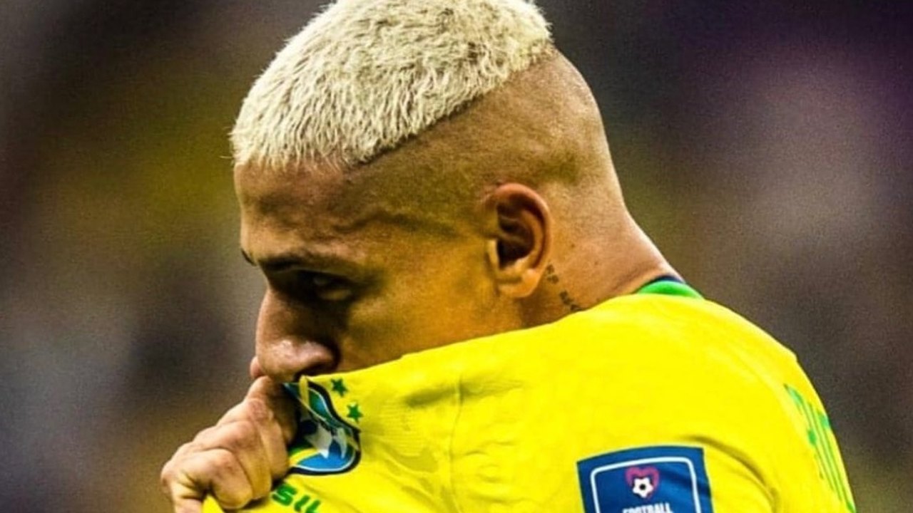 Titularidade ameaçada? Richarlison é flagrado chorando no banco da seleção após ser substituído