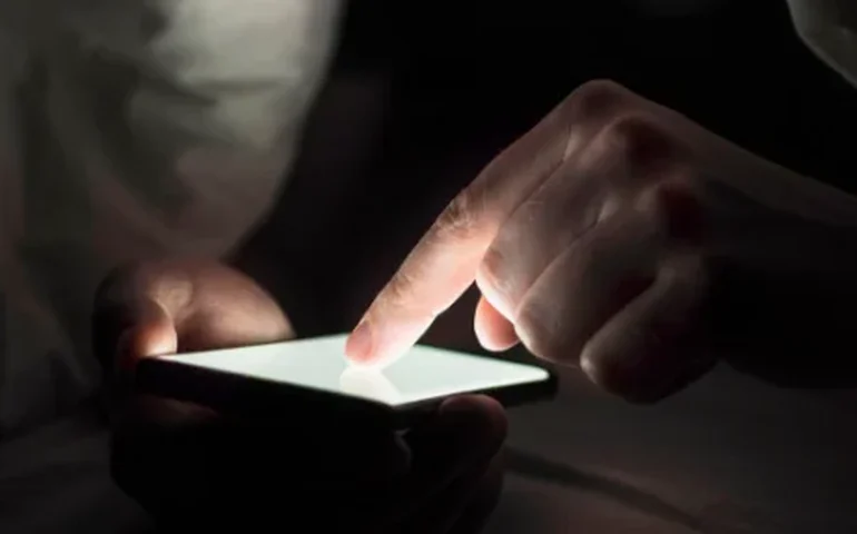 Acesso ao celular do parceiro sem consentimento passa a ser crime e pode resultar em até 4 anos de prisão