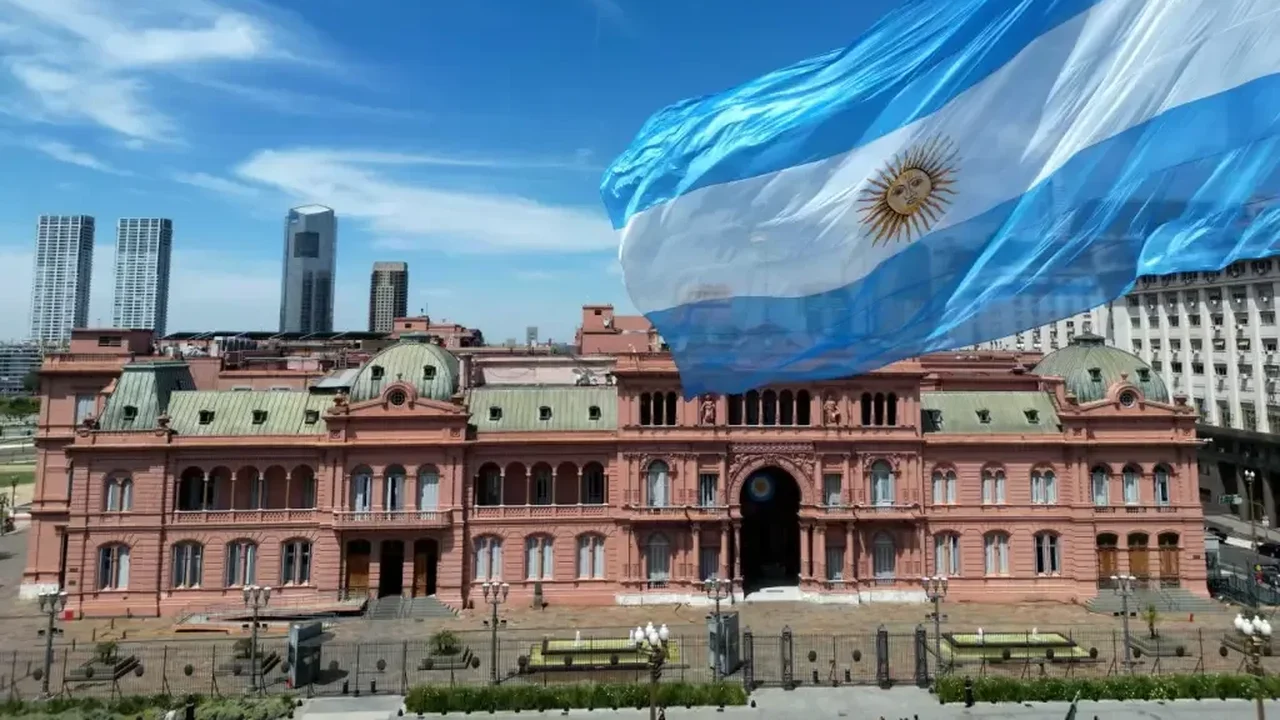 Argentina: peso cai ante dólar pela 1ª vez em 13 dias e ações cedem com PIB e tensões internas