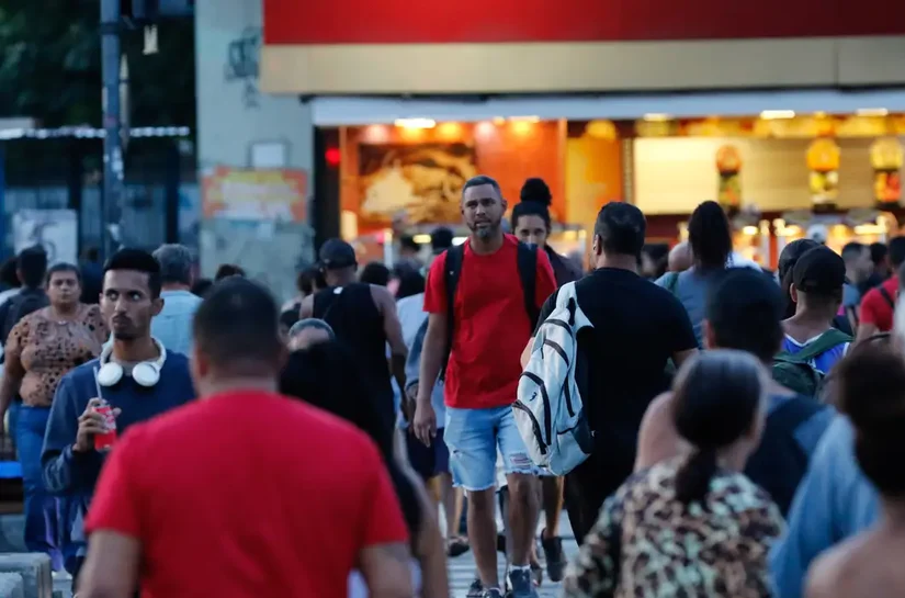 Desemprego chega a 5,8% no trimestre encerrado em abril, diz IBGE