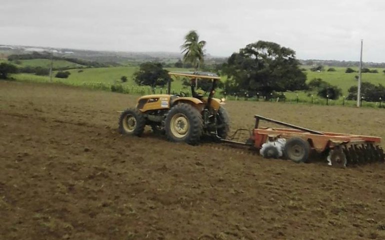 Prefeitura de Arapiraca beneficia agricultores com aragem de mais de 5.500 tarefas de terra