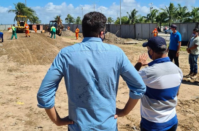 Prefeito Rui Palmeira vistoria obras de espaço de lazer no Centro Pesqueiro
