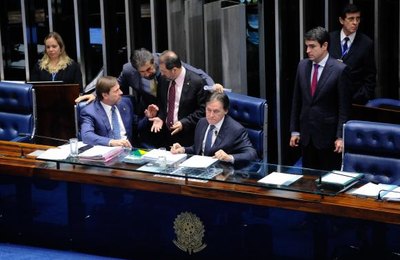 Projeto que regulamenta Uber é aprovado no Senado com modificações