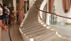 Escada de salão de festas desaba e deixa estudantes feridos durante ensaio de formatura em Aracaju