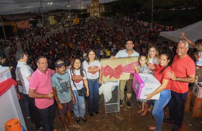 Prefeita Angela Vanessa entrega centenas de prêmios na festa do Dia das Mães em São José da Laje 