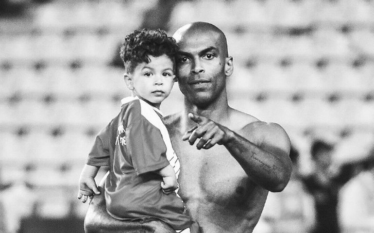 Antalyaspor faz homenagem a Davi, filho do zagueiro Naldo que morreu em acidente