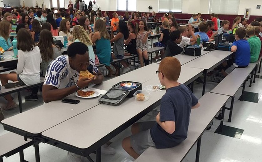 Atleta causa comoção nos EUA ao não deixar menino autista almoçar sozinho