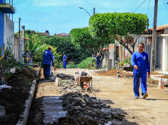 Rui Palmeira vistoria obras de reurbanização no Benedito Bentes