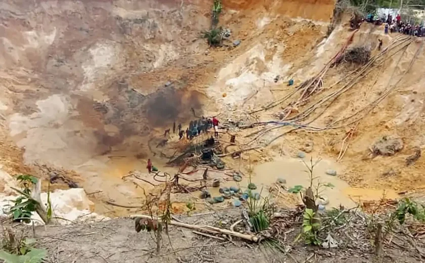Cerca de 260 trabalhadores ficam presos em uma mina de ouro na África do Sul