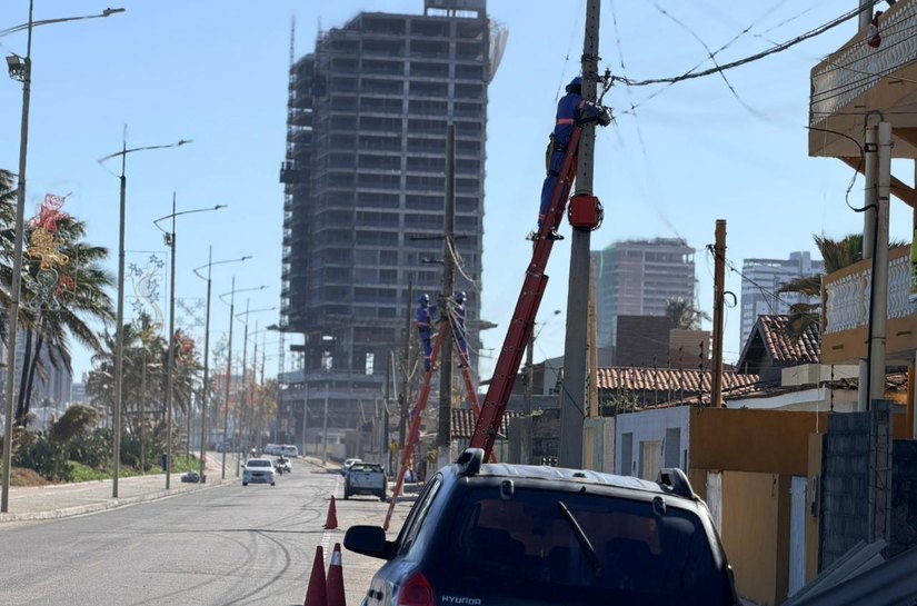 Ação da Ilumina chega à orla de Cruz das Almas e Jacarecica, após retirar 25 toneladas de fios obsoletos na Av. Gustavo Paiva