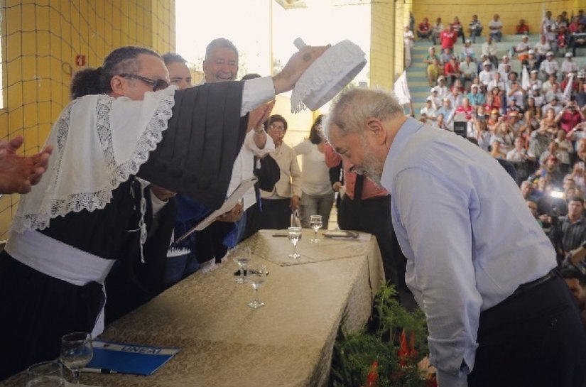 Uneal entrega título de Doutor Honoris Causa a Lula, em Arapiraca