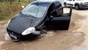 Carro cai em buraco na Grande Aracaju; VÍDEO.jpg