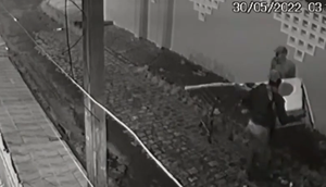 'Trapalhões da Madrugada': criminosos recebem choque ao tentar furtar cerca elétrica em Aracaju / Foto: Foto: TV Atalaia/Reprodução