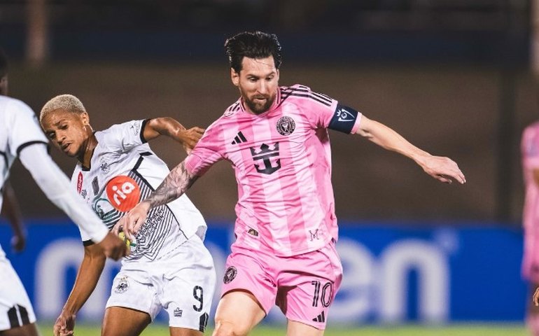 Messi recebe troféu de artilheiro e abre mata-mata com dois gols em vitória do Inter Miami