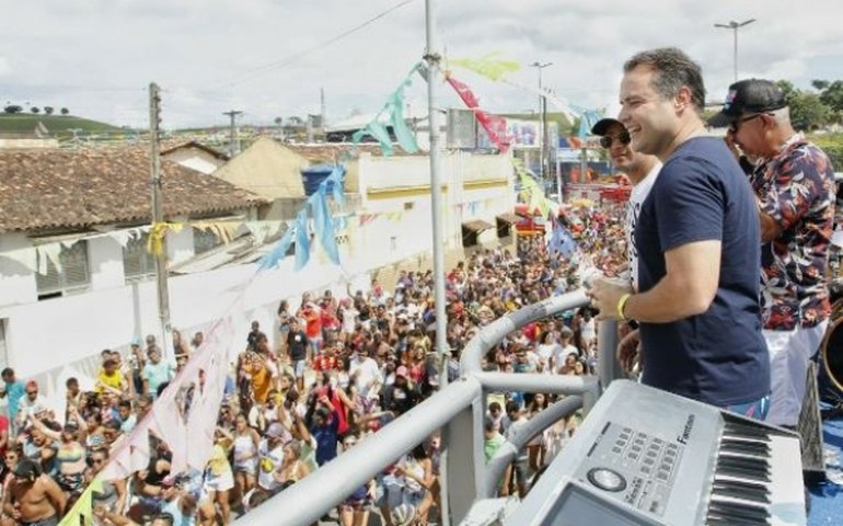 ‘Carnalaje’ levou mais de 30 mil foliões às ruas na Quarta-Feira de Cinzas