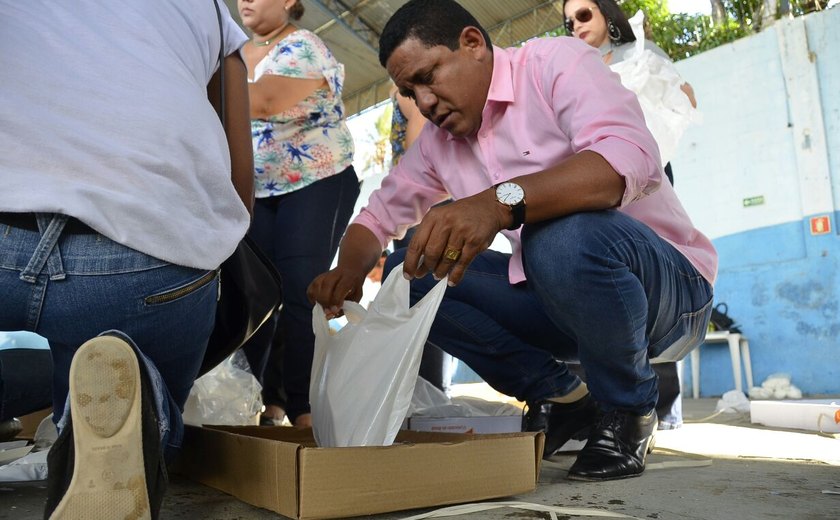 Prefeitura de Palmeira entrega cerca de 8 toneladas de peixes às famílias palmeirenses
