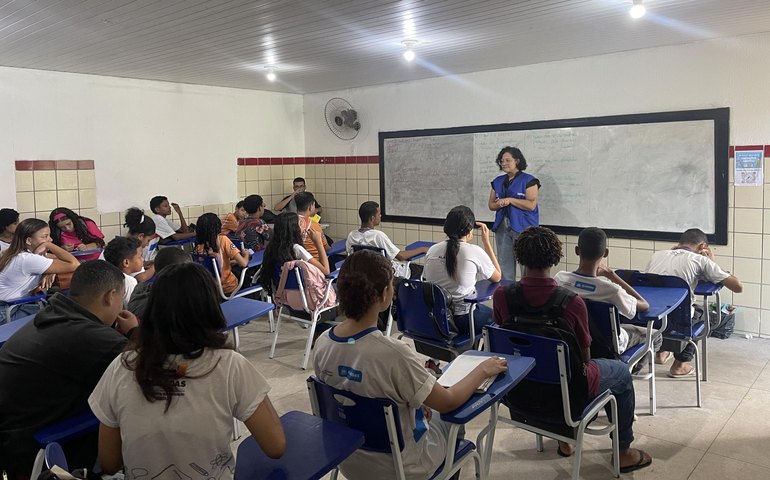  Alunos da rede estadual participam de palestras sobre prevenção à violência 
