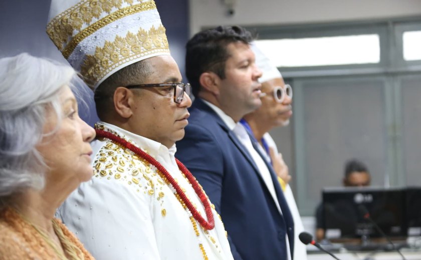 Câmara homenageia Pai Marcos por liderança religiosa e trabalho social em Maceió