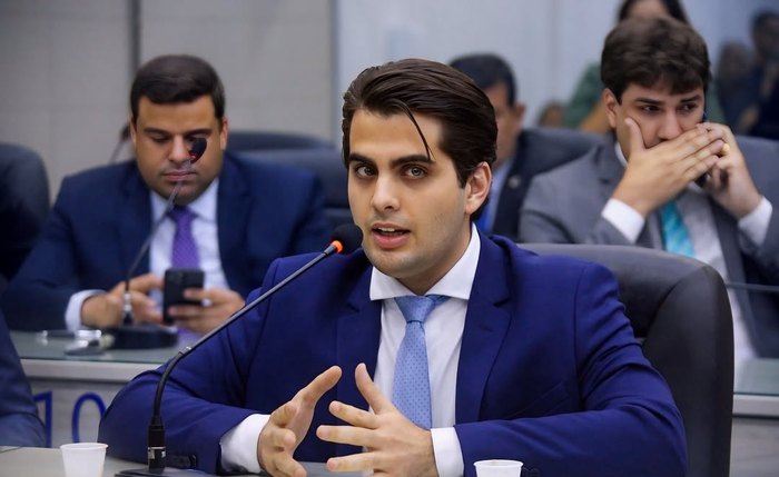 Silvio Camelo Filho, de 21 anos, será o vereador mais jovem a compor a Câmara Municipal Silvio Camelo Filho, de 21 anos, será o vereador mais jovem a compor a Câmara Municipal