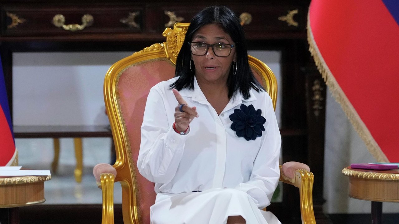 Delcy Rodríguez agradece Donald Trump e anuncia acordo bilionário pelo petróleo venezuelano