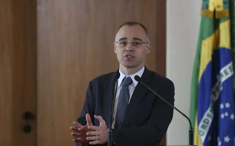 Mendonça vota contra pedido do governo para regularizar precatórios