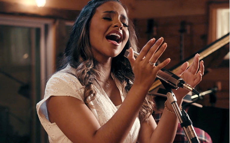 Estrela gospel, Julia Vitória regrava o clássico “Pai de Amor”