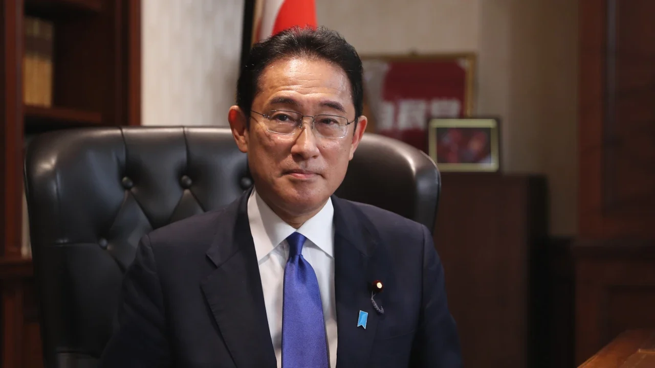 Primeiro-ministro japonês come peixe de Fukushima para incentivar consumo: ‘Seguro e delicioso’; vídeo
