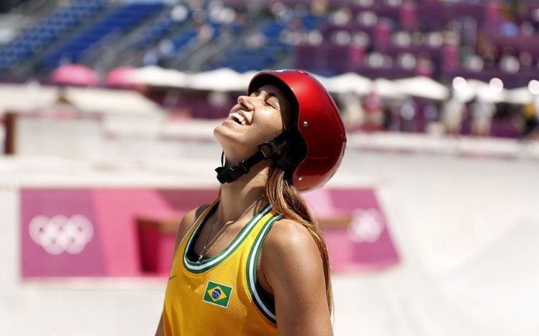 Dora Varella belisca o pódio, mas termina na quarta posição no skate park nos Jogos de Paris