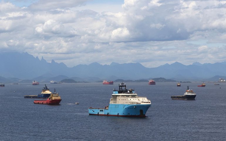MPF quer solução para navios abandonados na Baía de Guanabara