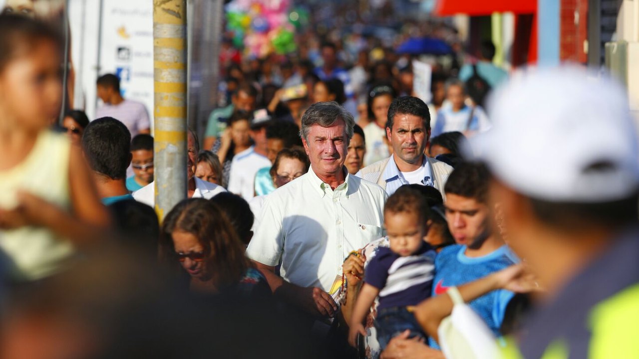 Collor participa da procissão de Nossa Senhora dos Prazeres